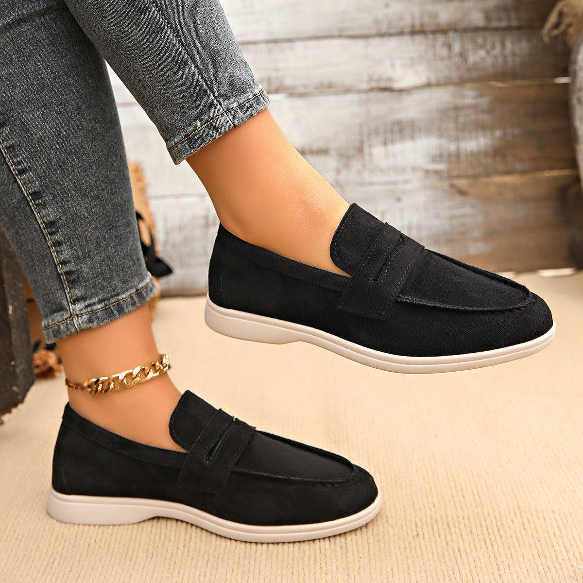 Damesloafer met bandje en witte zool in marineblauw, schuin van voren