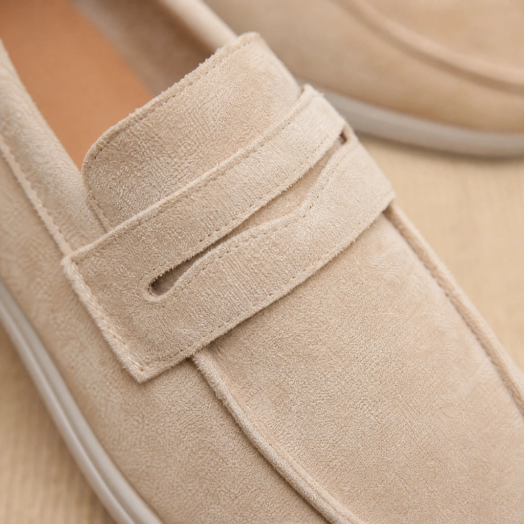Damesloafer met bandje en witte zool in camel, zijaanzicht