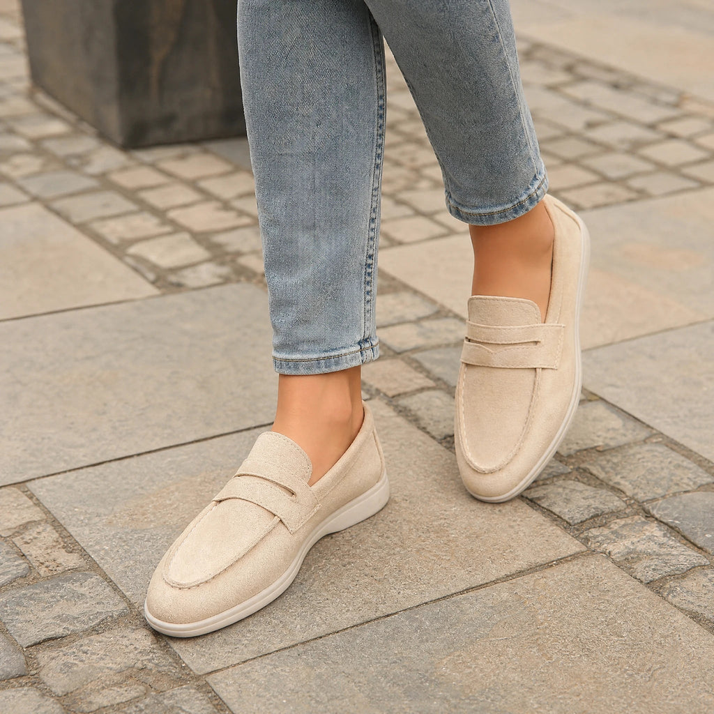 Damesloafer met bandje en witte zool in marineblauw, schuin van voren