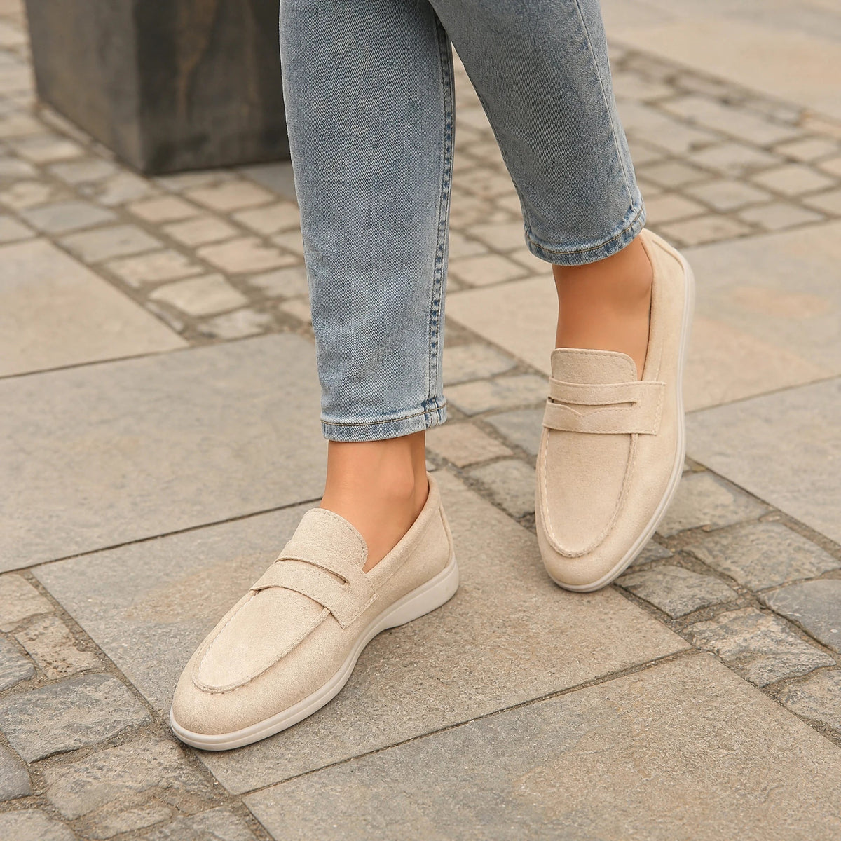 Damesloafer met bandje en witte zool in marineblauw, schuin van voren Afbeelding