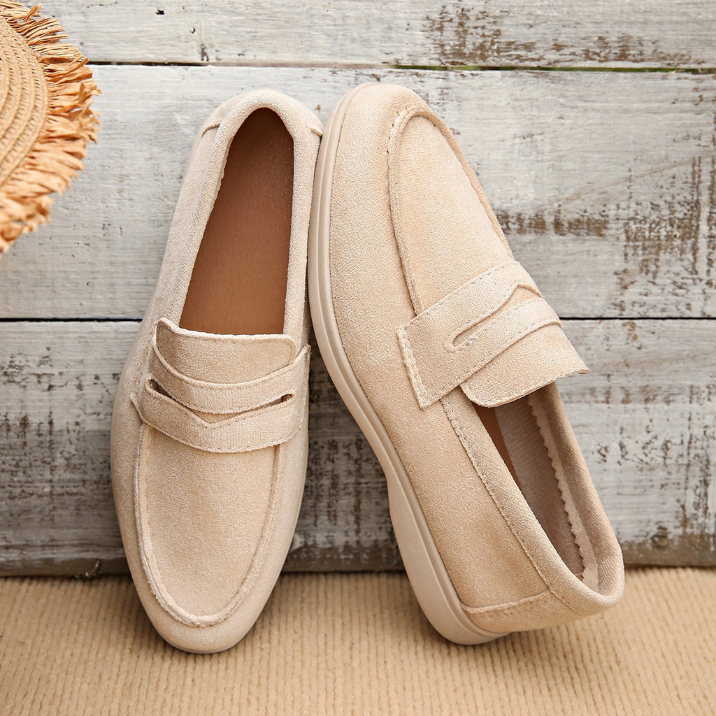 Damesloafer met bandje en witte zool in beige, bovenaanzicht