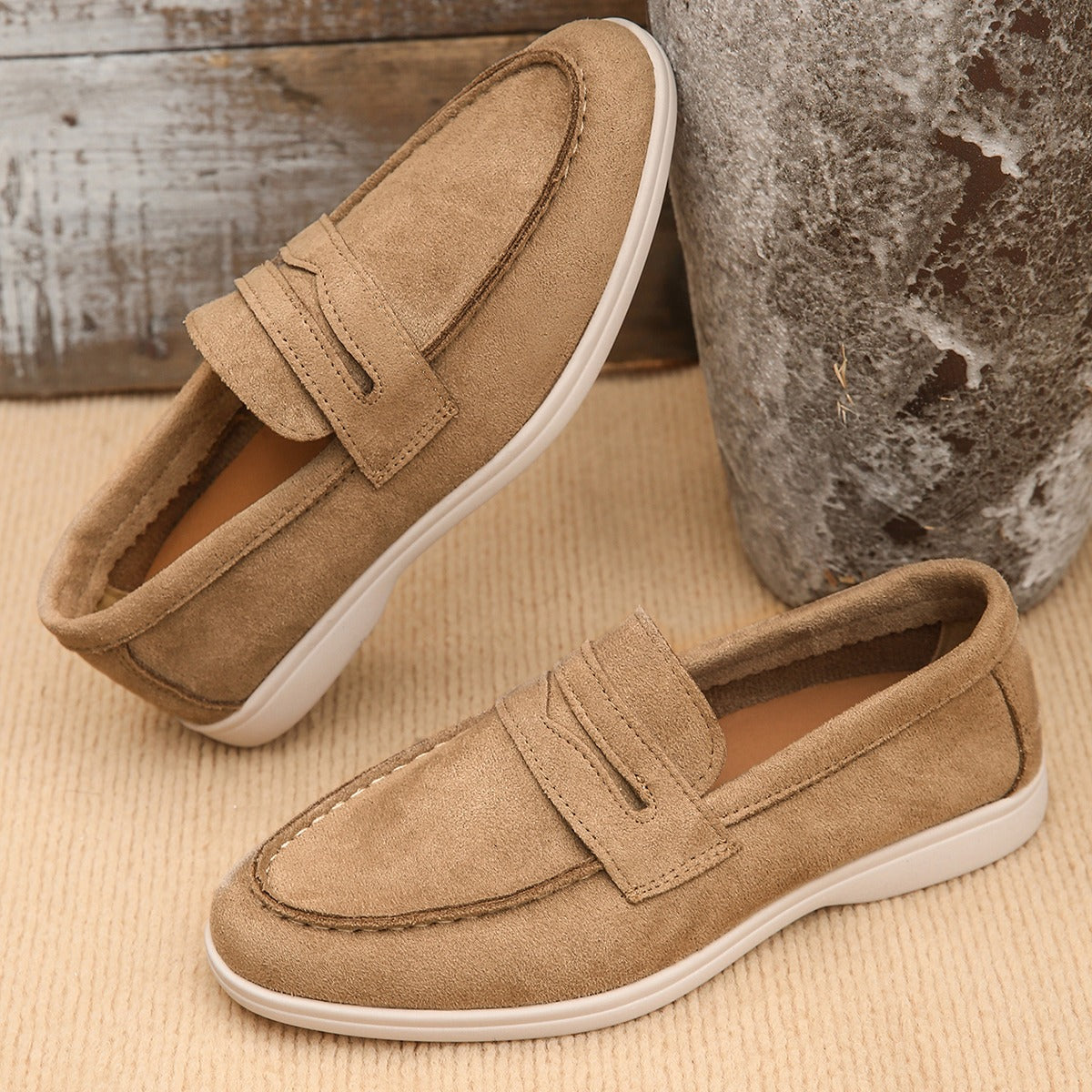 Damesloafer met bandje en witte zool in camel, zool