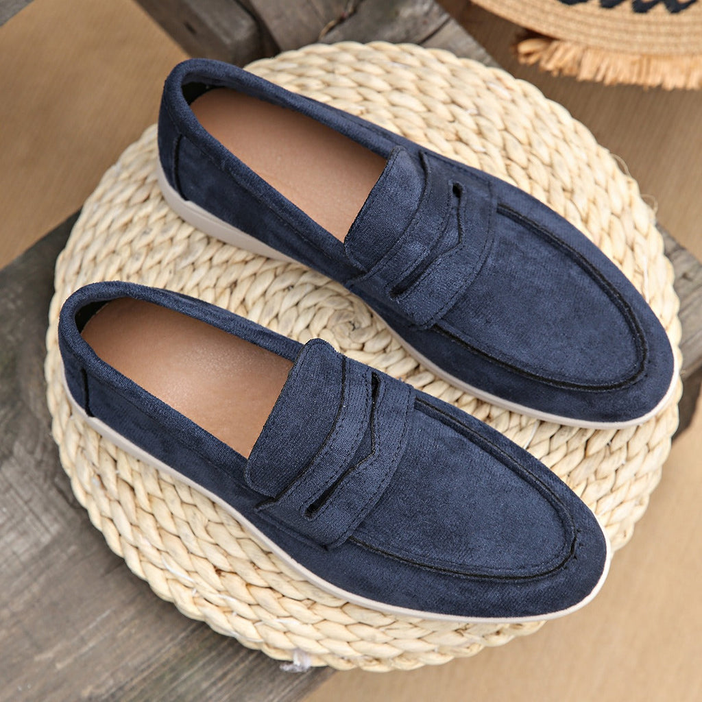 Damesloafer met bandje en witte zool in marineblauw, detail van de afwerking