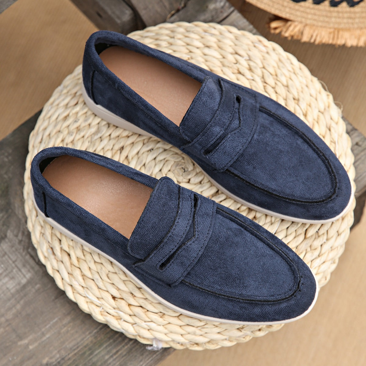 Damesloafer met bandje en witte zool in marineblauw, detail van de afwerking