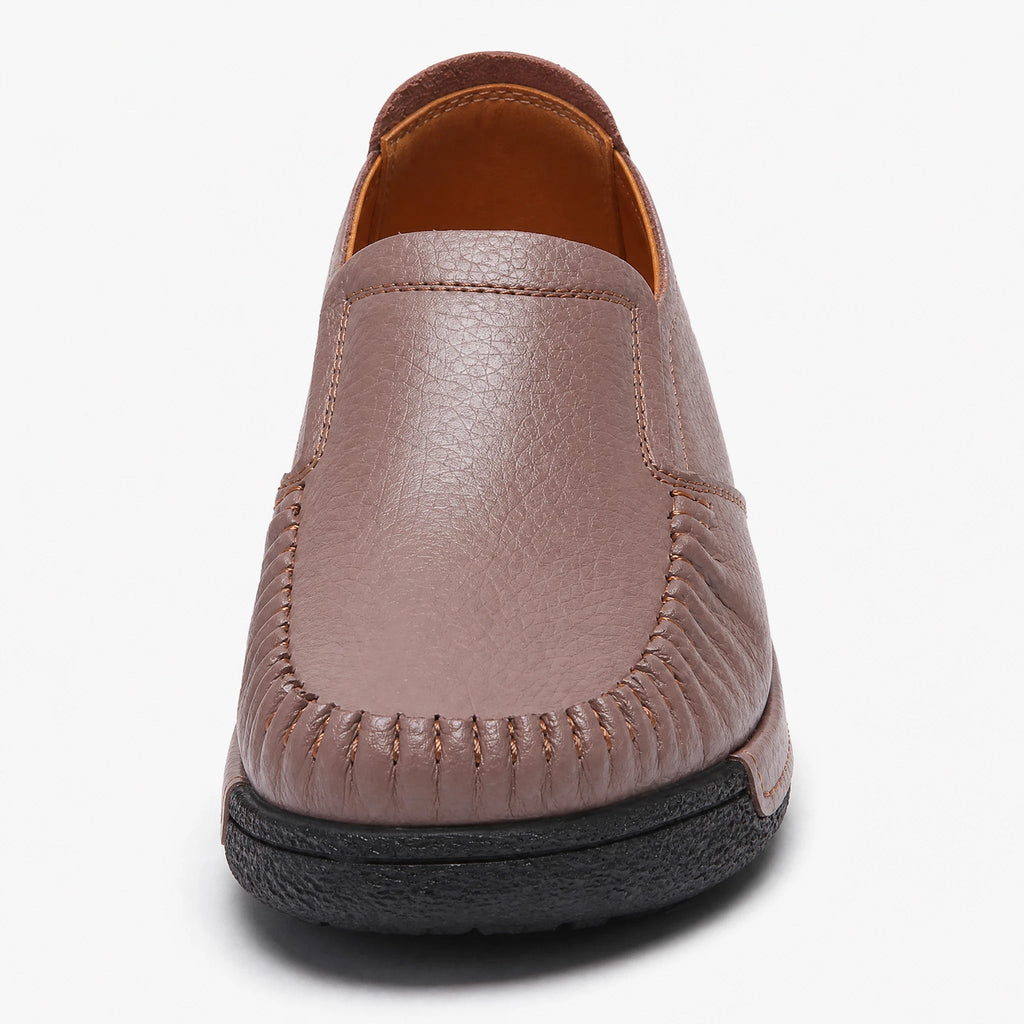 Detail van de dikke zool van de leren loafer