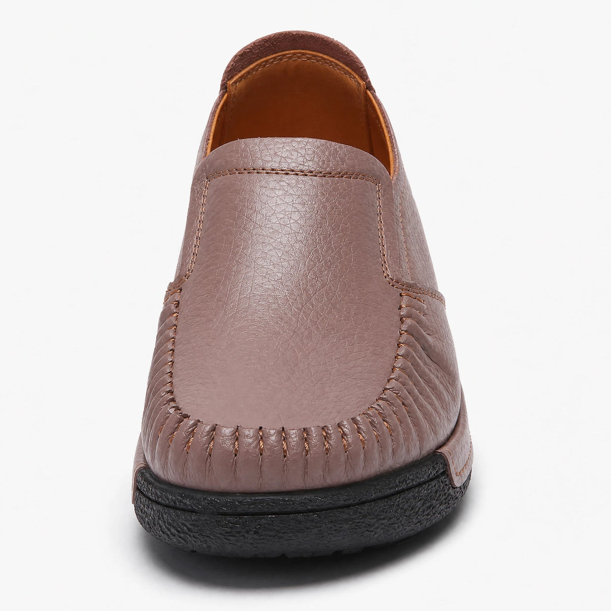 Detail van de dikke zool van de leren loafer
