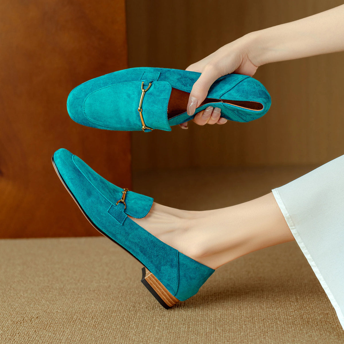 Dames loafer met gouden gesp, zijaanzicht
