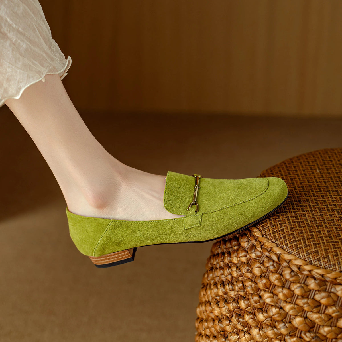Dames loafer met gouden gesp, bovenaanzicht