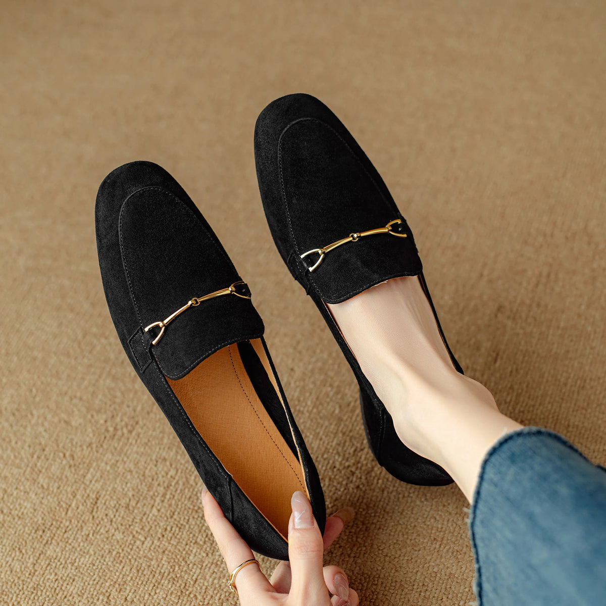 Dames loafer met gouden gesp, gedragen look