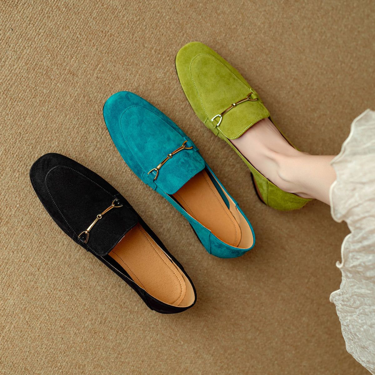 Dames loafer met gouden gesp, detail van de afwerking