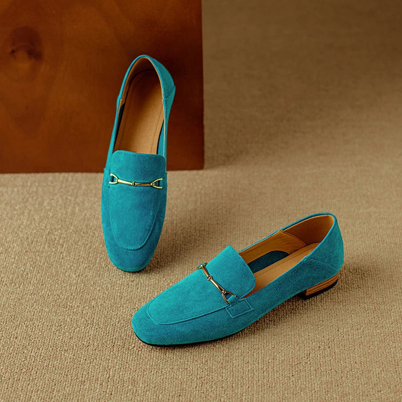 Dames loafer met gouden gesp, achterkant van de schoen