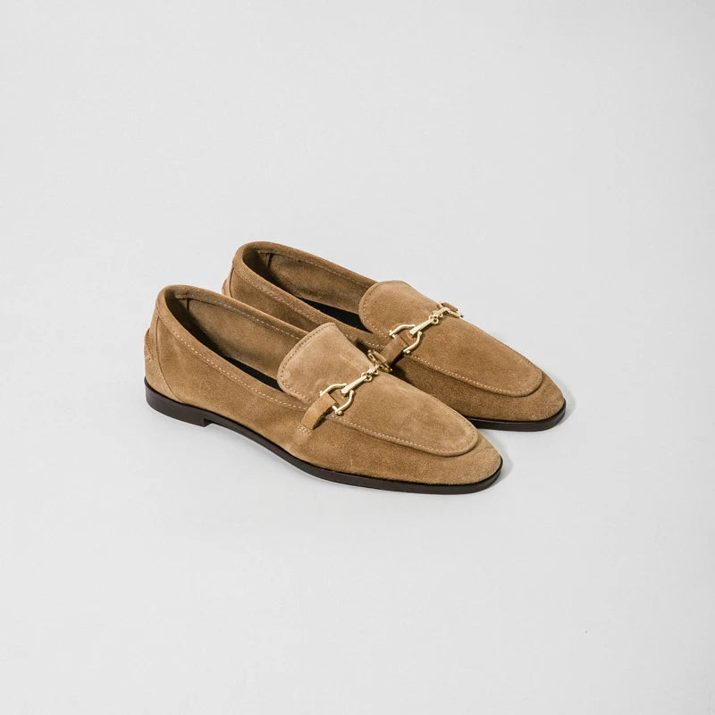 Dames loafer met gouden horsebit, gedragen look