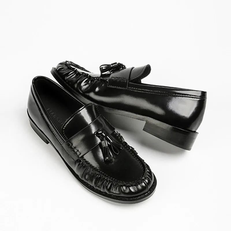 Dames loafer met kwastjes en franjes, detail van de afwerking