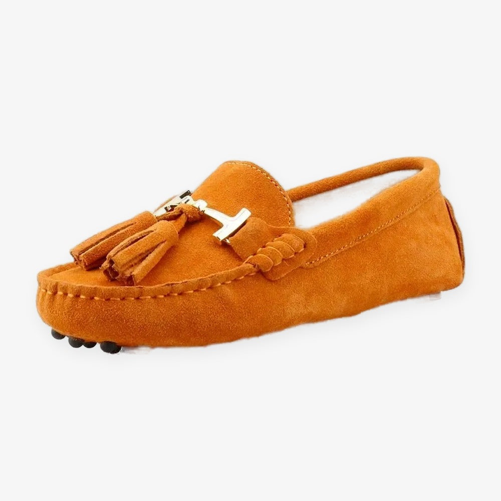 Leren damesloafer met kwast en gouden bit in lila, in de omgeving