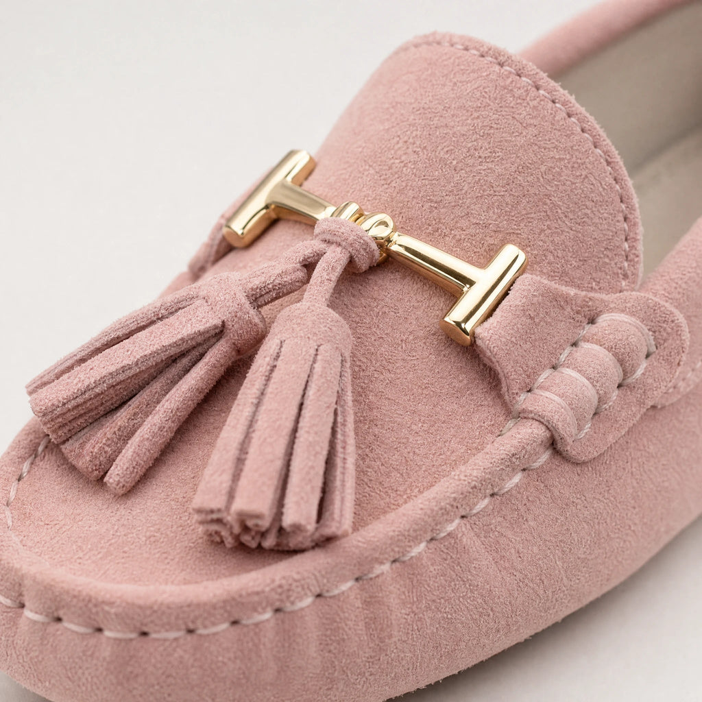 Leren damesloafer met kwast en gouden bit in roze, zijaanzicht