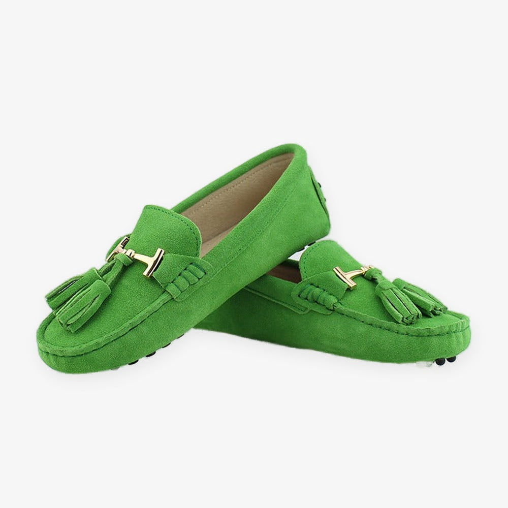 Leren damesloafer met kwast en gouden bit in groen, close-up