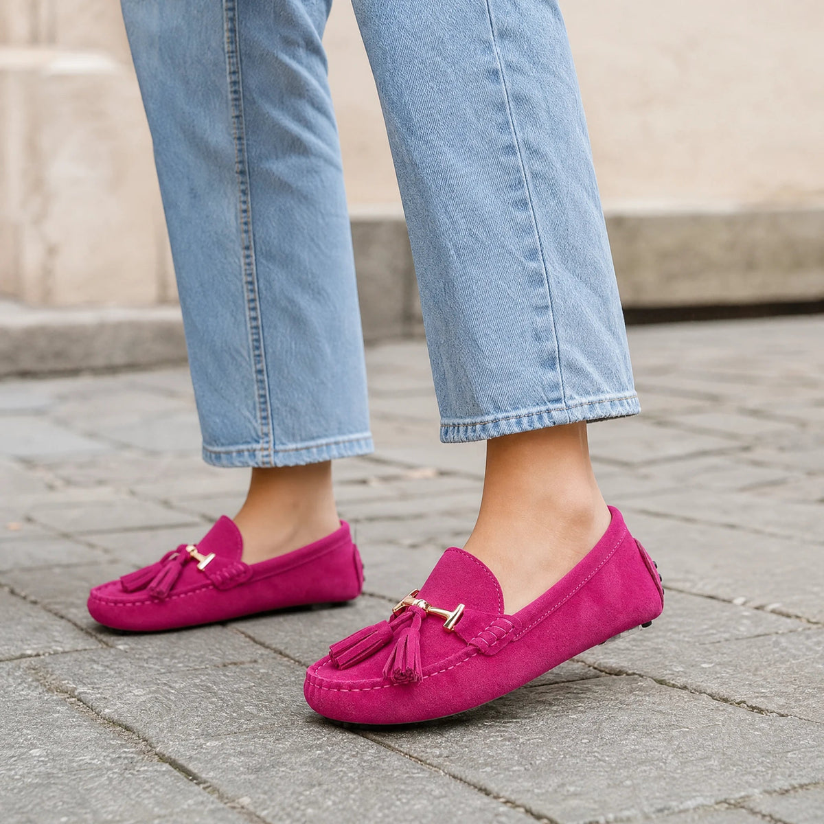 Leren damesloafer met kwast en gouden bit in lila, schuin van voren Afbeelding