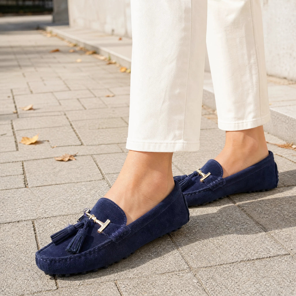 Damesloafer met kwastjes en gouden bit in camel, schuin van voren