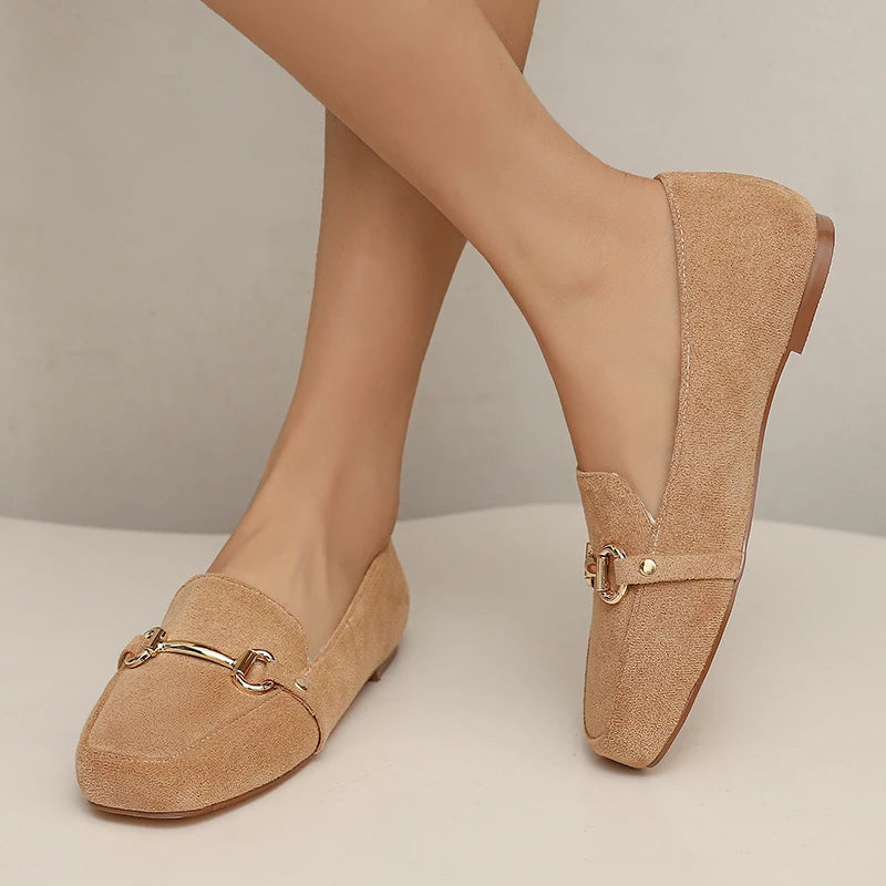 Dames loafer suède-look met gouden horsebit en vierkante neus, detail van de zool