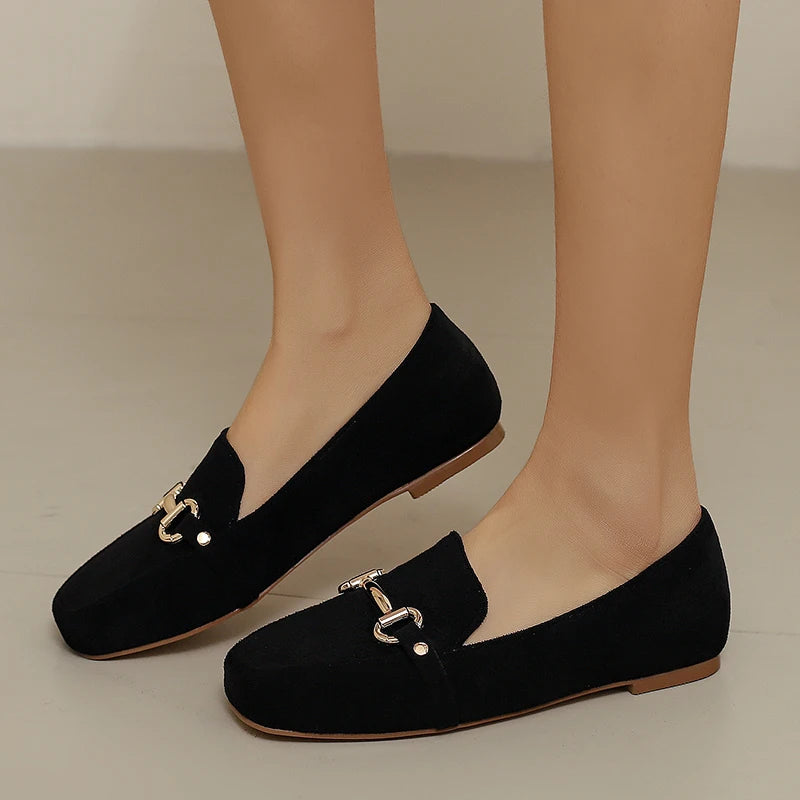 Dames loafer suède-look met gouden horsebit en vierkante neus, gedragen look