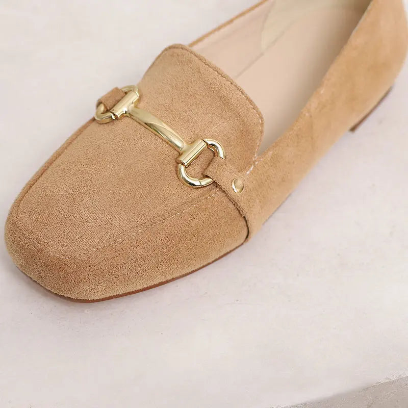 Dames loafer suède-look met gouden horsebit en vierkante neus, detail van de afwerking
