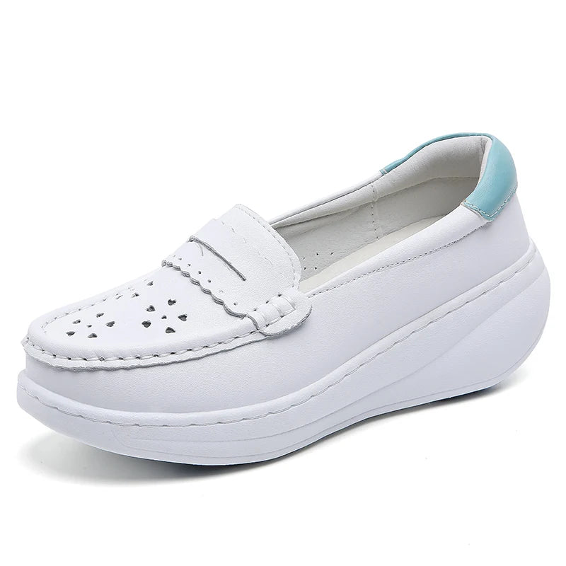 Paar witte loafers met blauwe hak