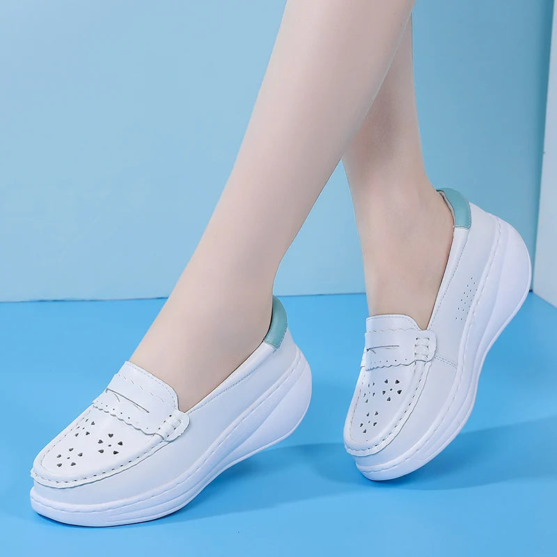 Plateauzool van de witte loafer van achteren gezien