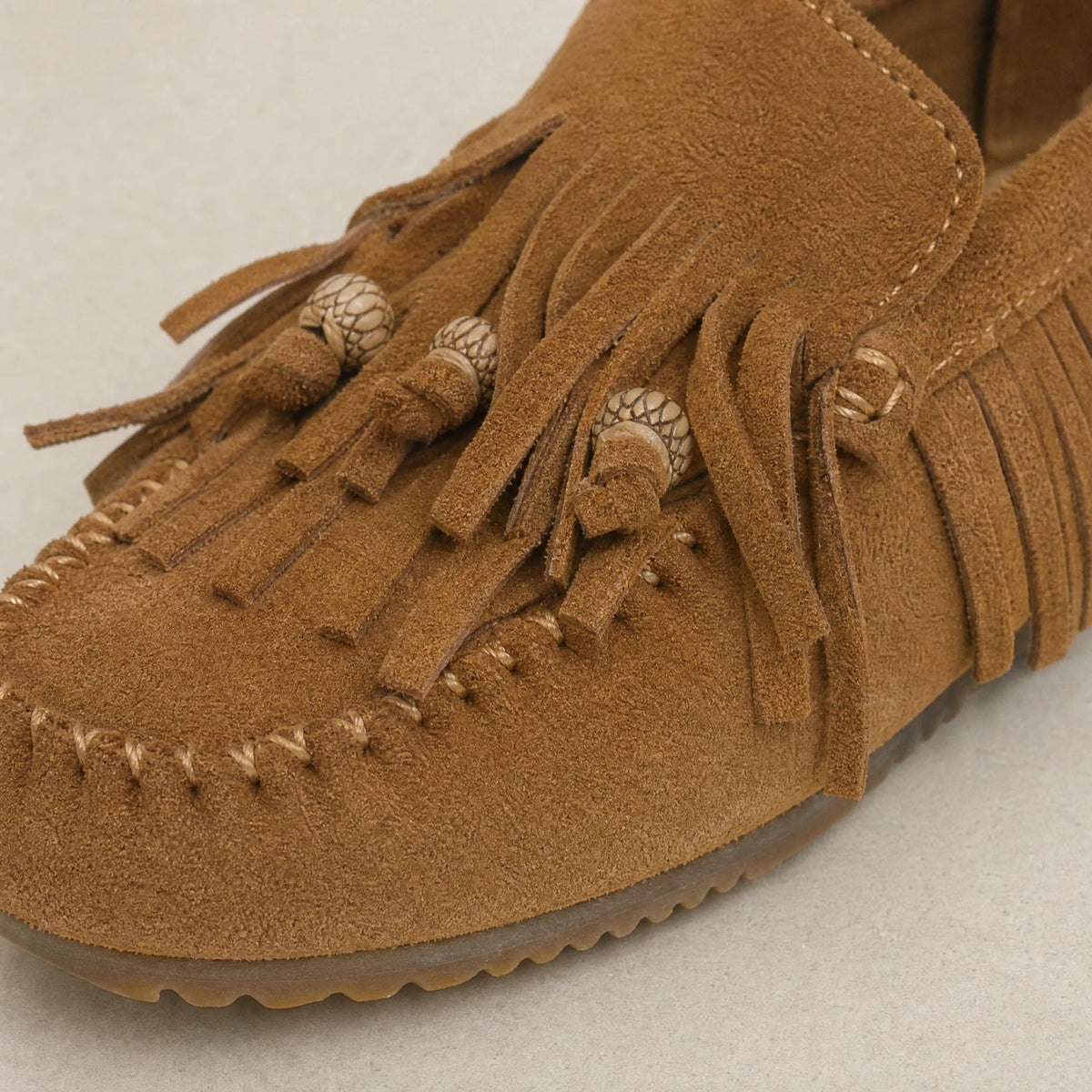 Camelkleurige mocassin met franjes rondom Afbeelding