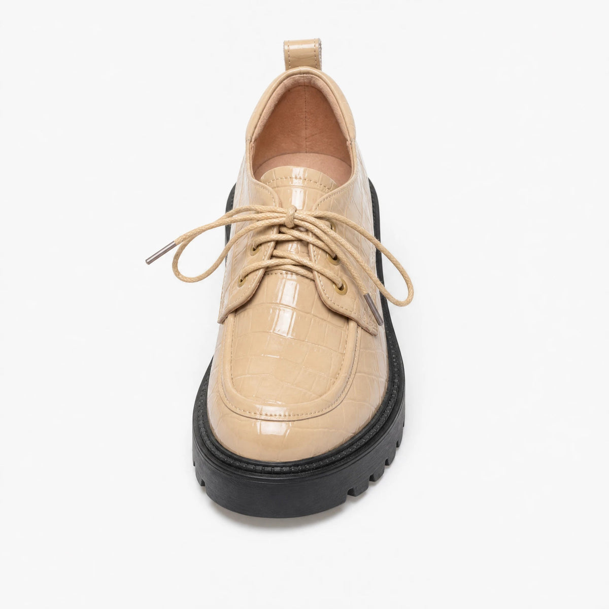 Beige dames mocassin met hak, lakleer krokodillenlook, zijaanzicht