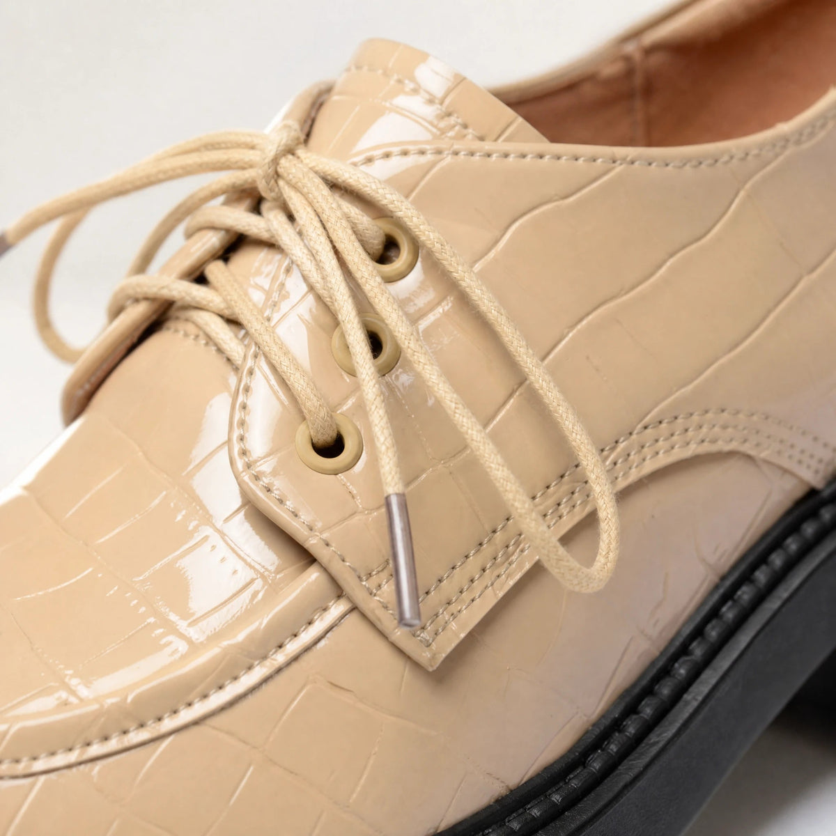 Beige lakmocassin met zwarte geprofileerde zool Afbeelding