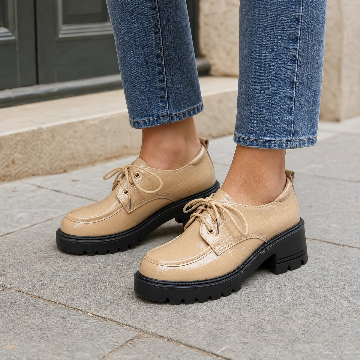 Verstelbare veters van de mocassin met hak Afbeelding