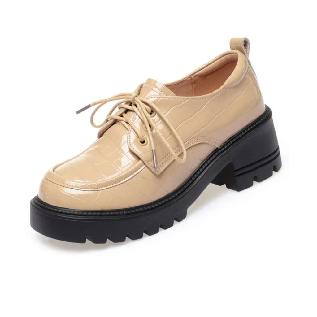 Beige mocassin met krokodillenlook, bovenaanzicht