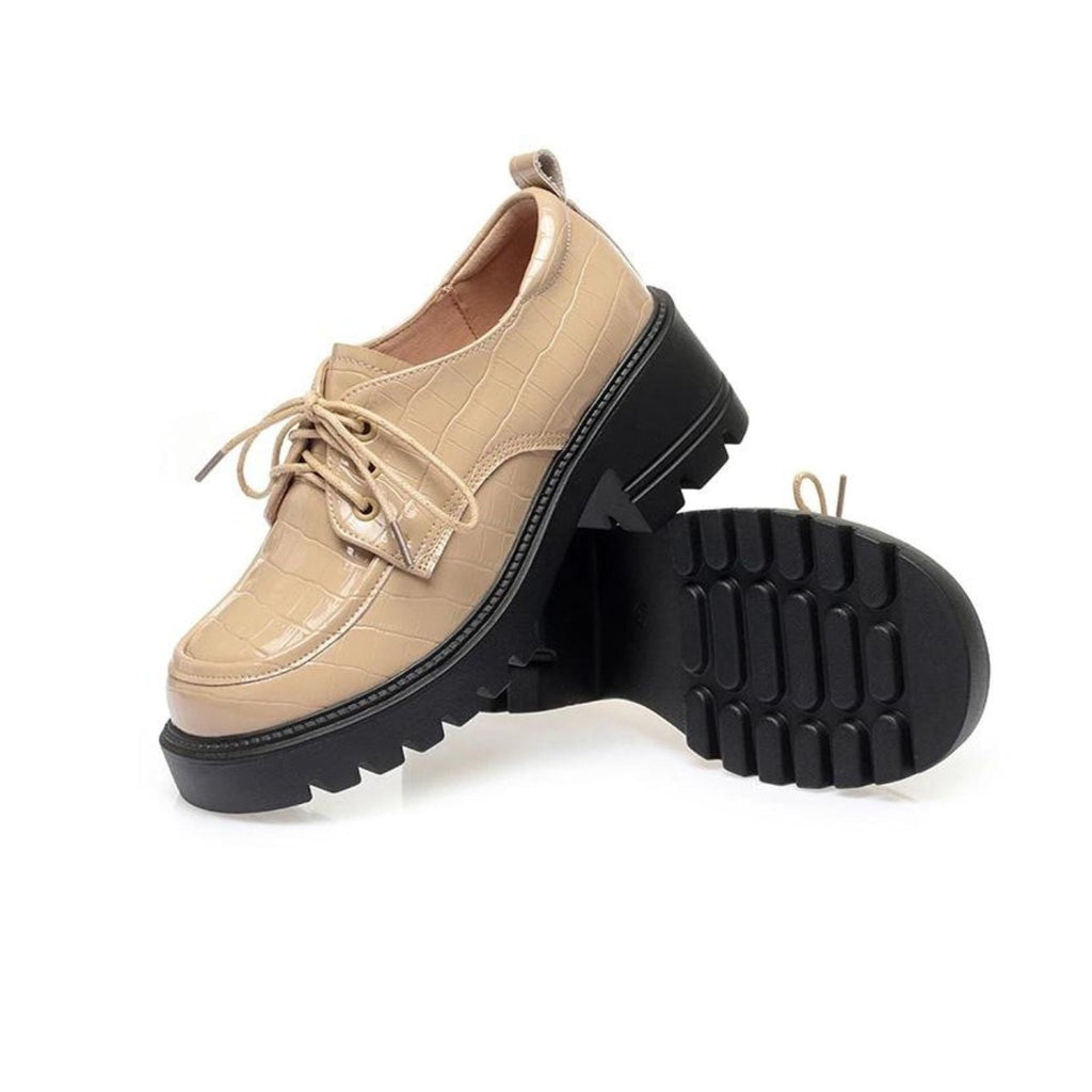 Dames mocassin met hak gedragen