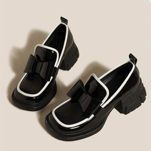 Platform loafers versierd met een prachtige zwarte vlinderstrik voor dames
