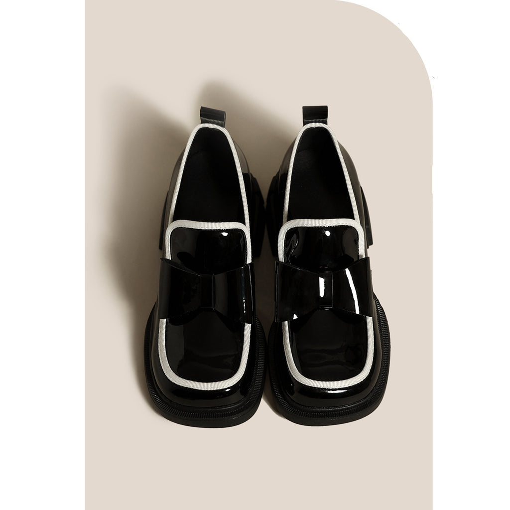 Platform loafers versierd met een prachtige zwarte vlinderstrik voor dames