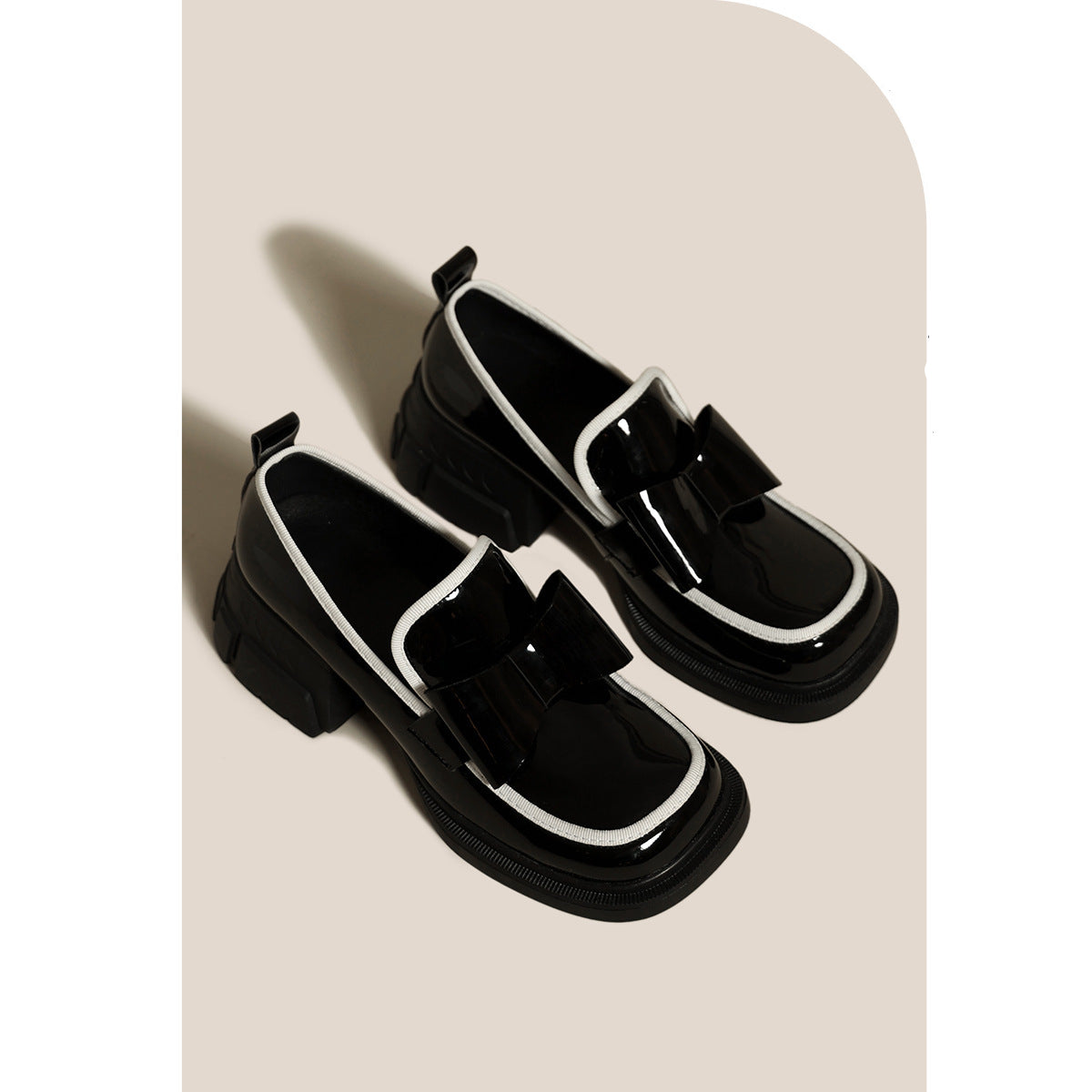 Platform loafers versierd met een prachtige zwarte vlinderstrik voor dames