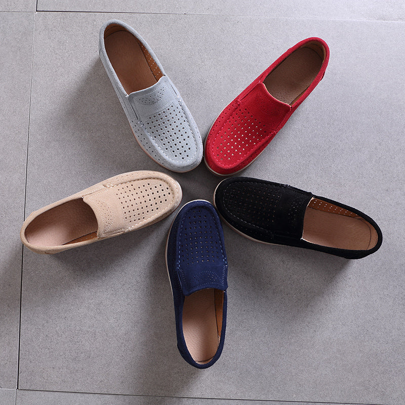 5 mocassins in de vorm van een ster op een grijze vloer, in grijs, beige, blauw, zwart en rood