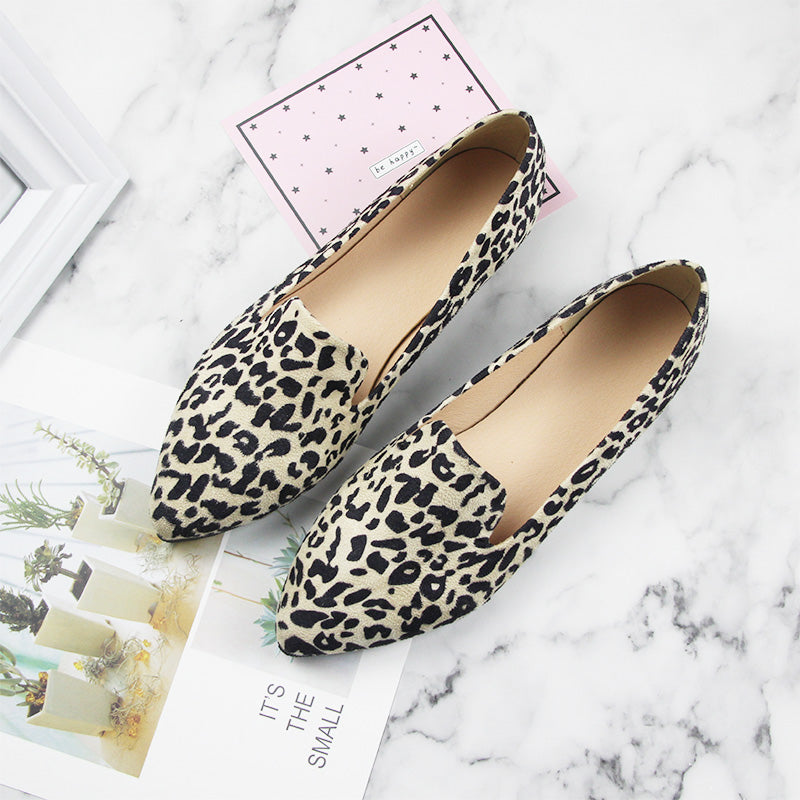 Luipaard loafers op krant