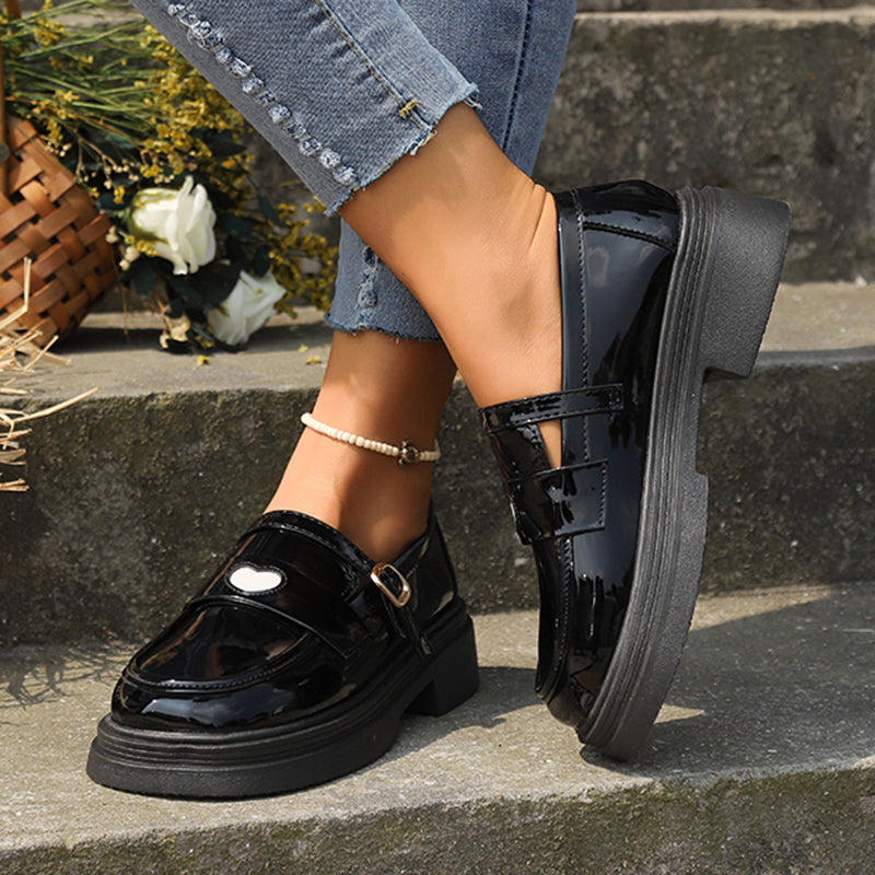 Dames loafers in lakleer met hartjesdesign