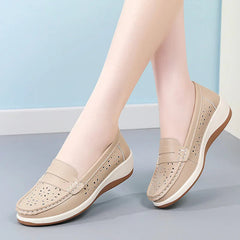 Doorbroken sleehak mocassins voor dames met bloemmotief, Beige