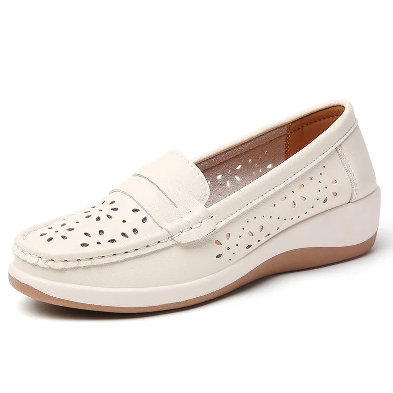 Doorbroken sleehak mocassins voor dames met bloemmotief, detail van de afwerking