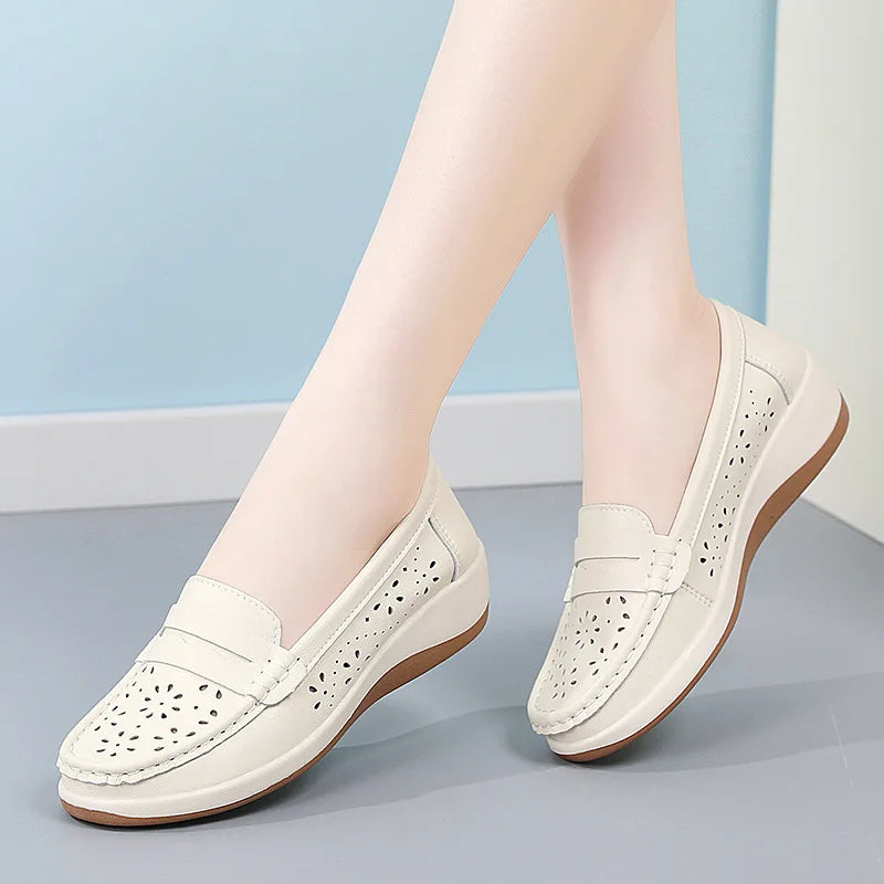 Doorbroken sleehak mocassins voor dames met bloemmotief, detail van de zool