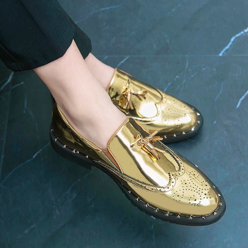 Elegante gouden loafers voor heren met een zwart geruite achtergrond