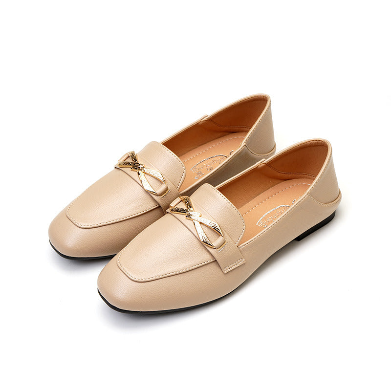 Elegante leren loafers met gouden strik voor beige vrouwen op een witte achtergrond