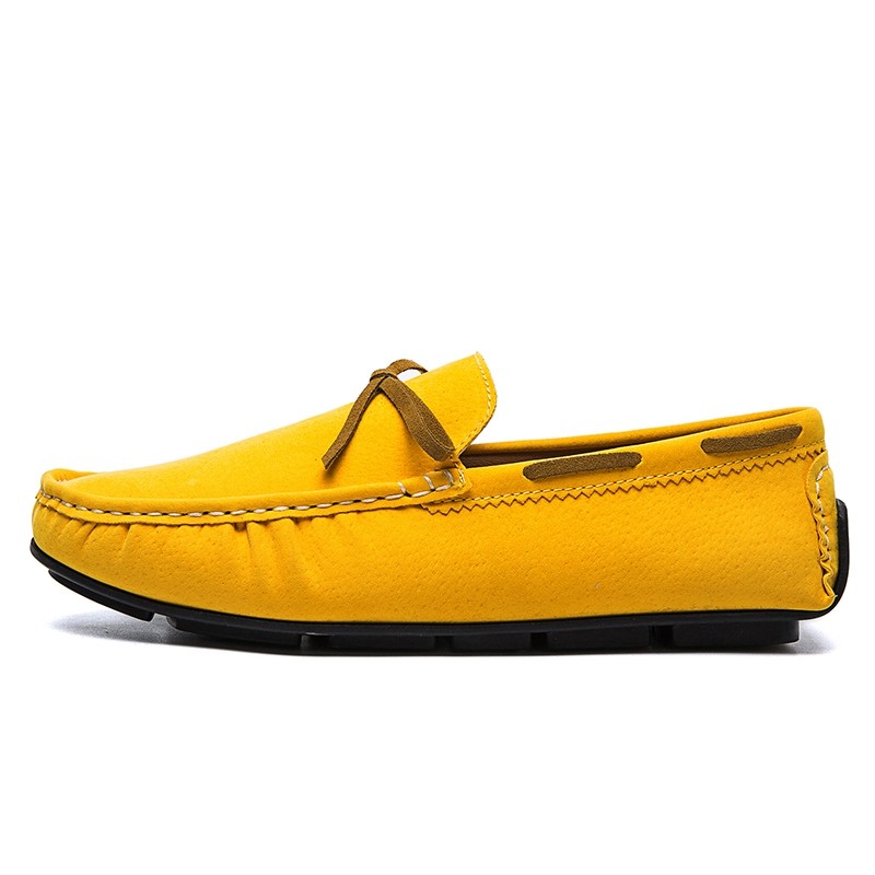 Gele bootmoccasin op witte achtergrond