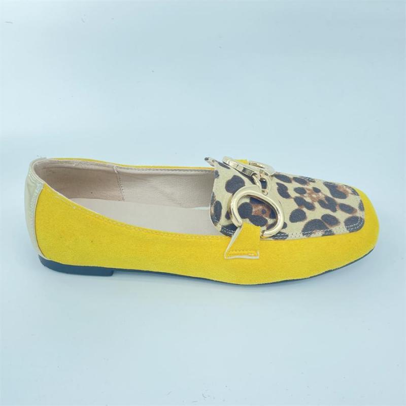 Gele platte loafers met luipaardprint en gouden gesp voor dames