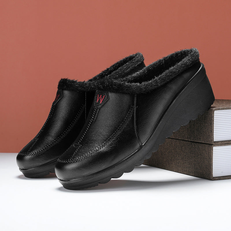 halve mocassin van zwart imitatieleer op frees.
