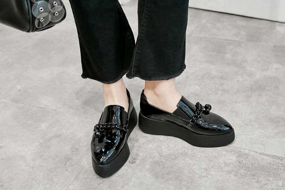 Lak loafers met platformzool en decoratieve metalen ketting