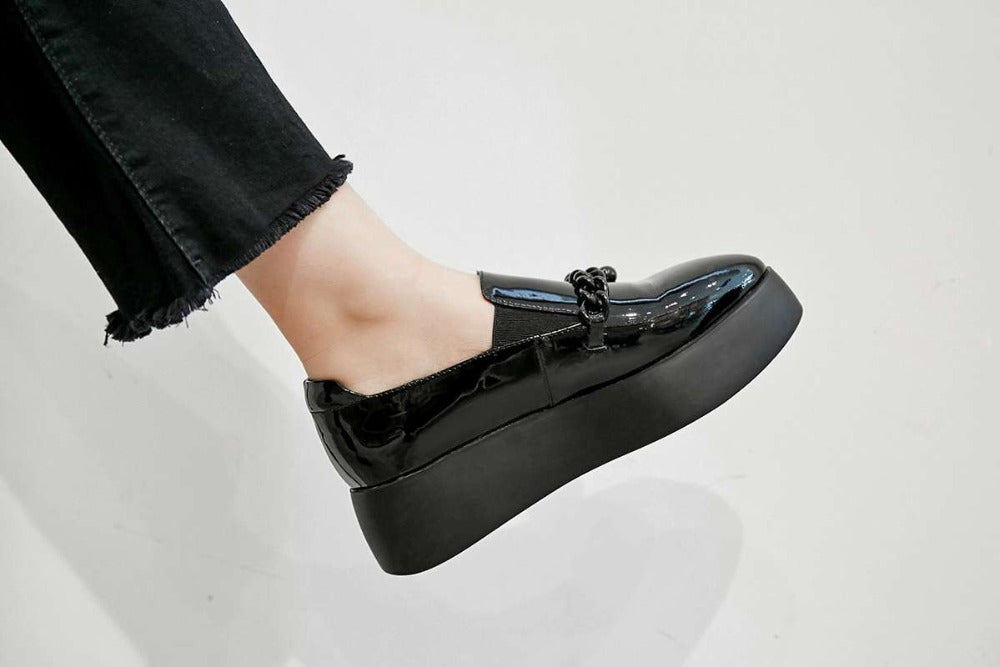 Lak loafers met platformzool en decoratieve metalen ketting