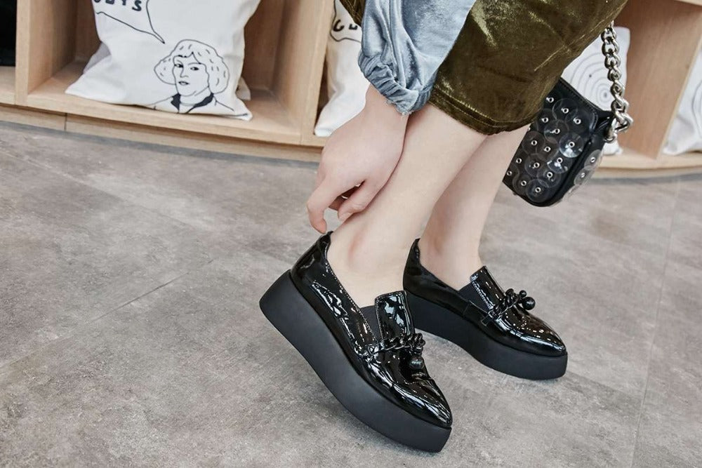 Lak loafers met platformzool en decoratieve metalen ketting